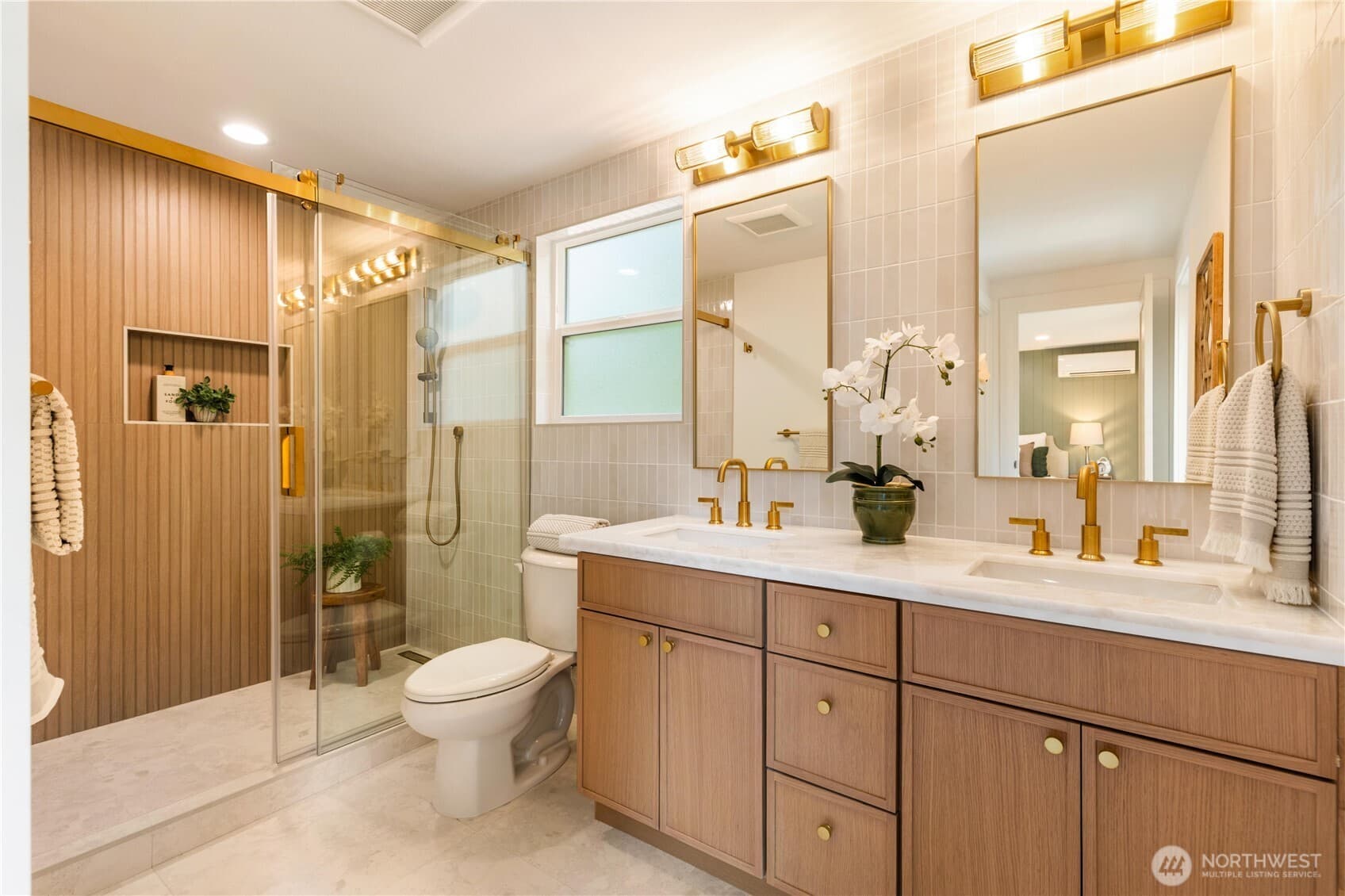 Matthews Beach Cottage - Image 15