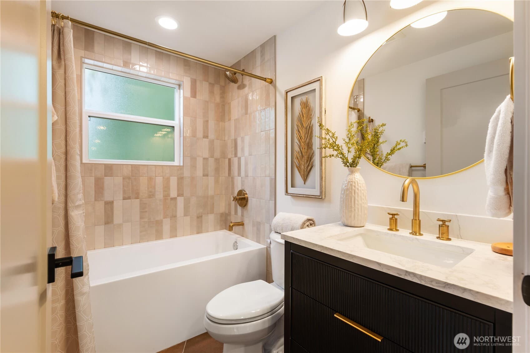 Matthews Beach Cottage - Image 17